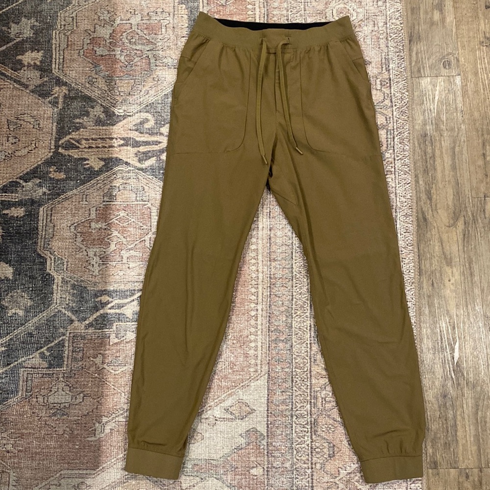 lululemon athletica Men's Joggers in Olive
